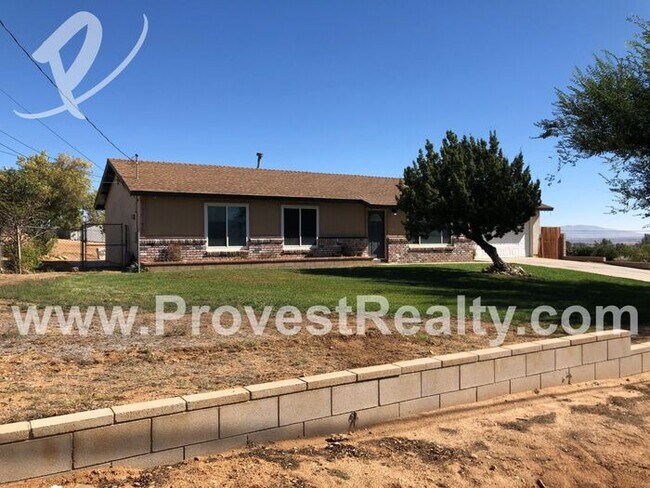 Building Photo - Quaint 3 Bedroom, 2 Bath with Lots of Yard...