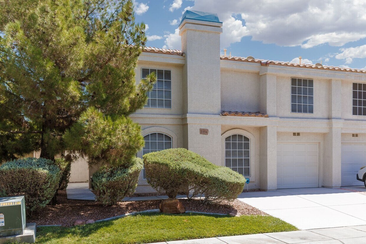 Foto principal - Upgraded townhome in gatede West side comm...