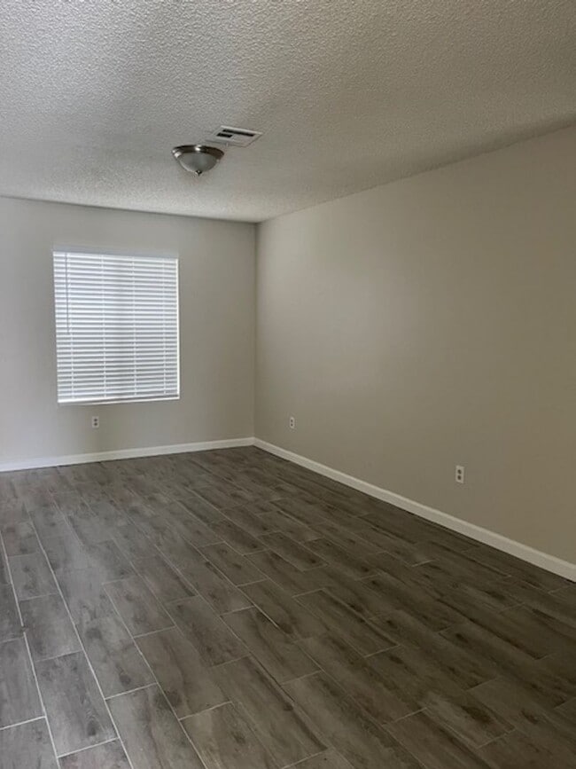 Building Photo - DBM9401