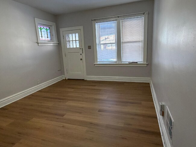 Foto del edificio - 5044 Mardel Ave