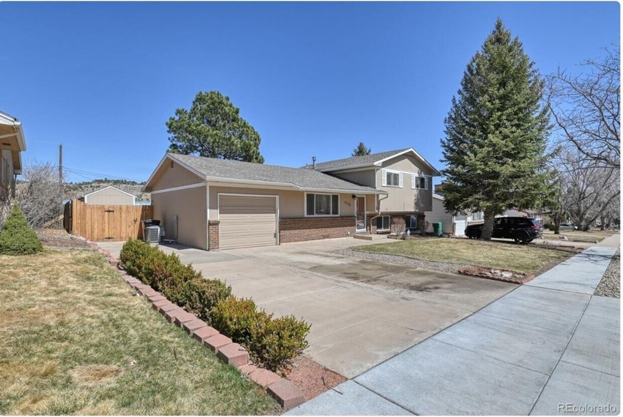 Primary Photo - Charming 3BR or 4 BR House in Colorado Spr...