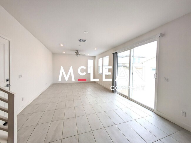 Foto del edificio - Modern 4-Bedroom Two Story Home