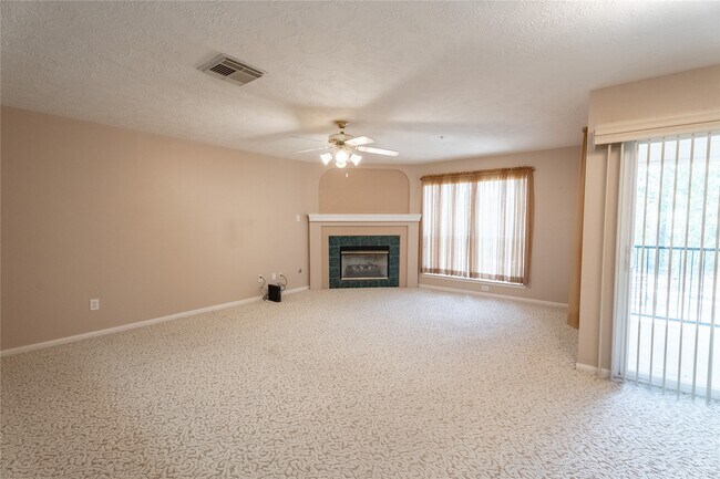 Foto del edificio - 8051 Bay Branch Dr