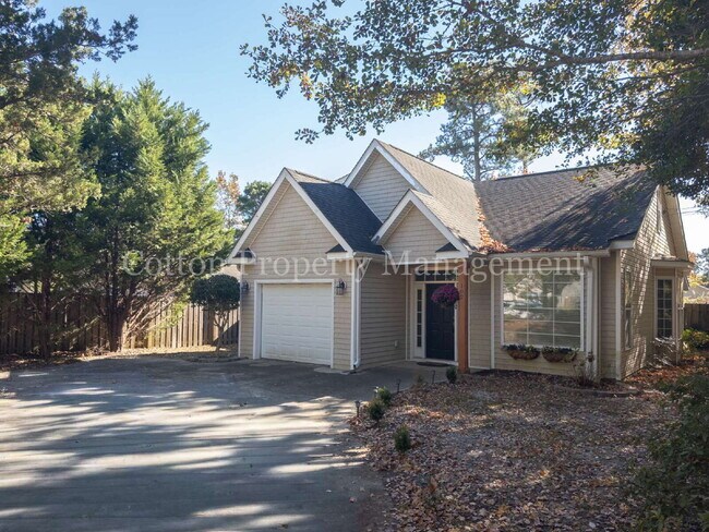 Foto del edificio - 102 Blossom Cir