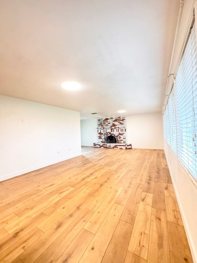 Foto del edificio - Available Now - Beautiful Ranch-Style Home with Pool