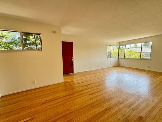 Building Photo - Natural Light Flooded 2 Bedroom Apartment ...