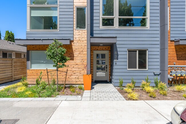 Building Photo - 832 S Cloverdale St