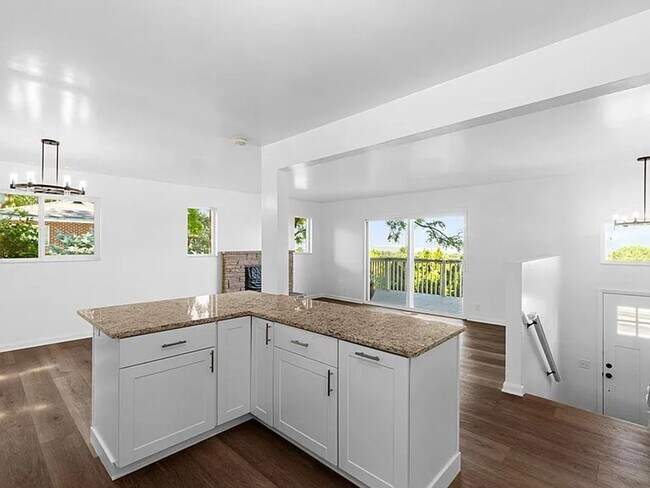 Foto del edificio - Renovated 4-Bedroom, 3-Bathroom Home in Millcreek