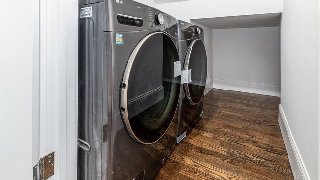 Building Photo - 555 E 5th St