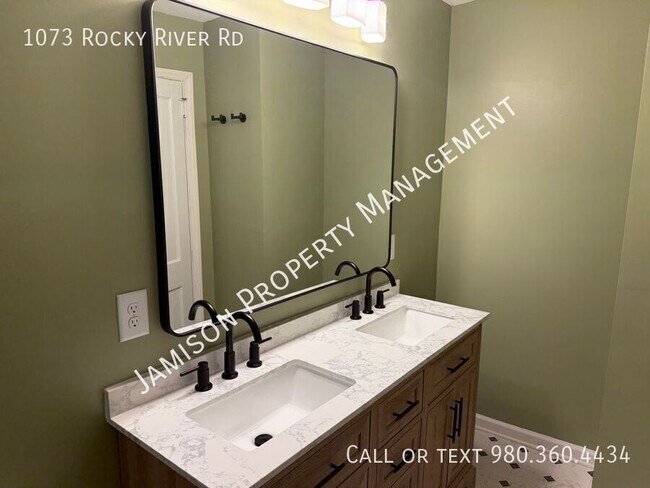 Foto del edificio - 1073 Rocky River Rd
