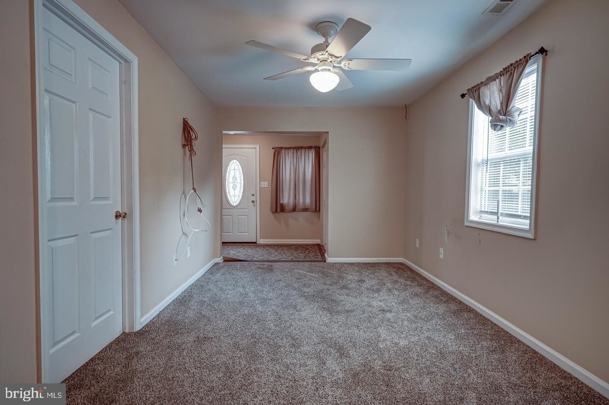 Primary Photo - 4 6 Corson Ln