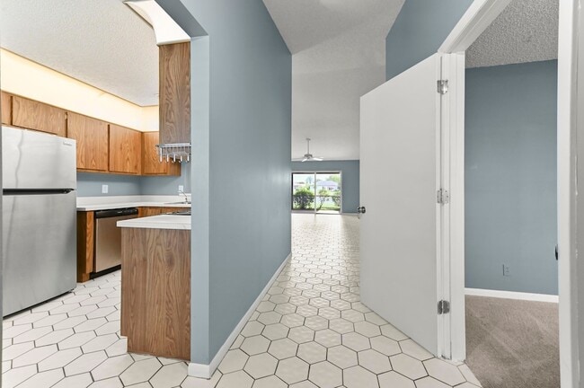 Foto del edificio - 8495 Lakepoint Ct