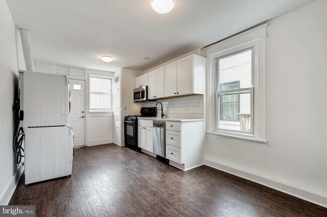 Building Photo - 810 Otis Pl NW