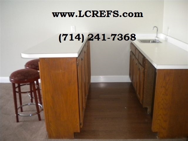 Building Photo - Los Caballeros #004