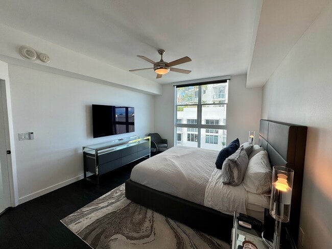 Building Photo - 111 SE 8th Ave