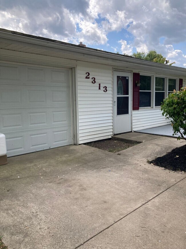 Foto del edificio - 3 bedroom house on Muncie's north side Ava...