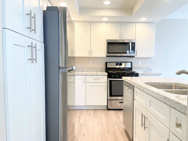 Foto del edificio - REMODELED Condo in Melrose Park!