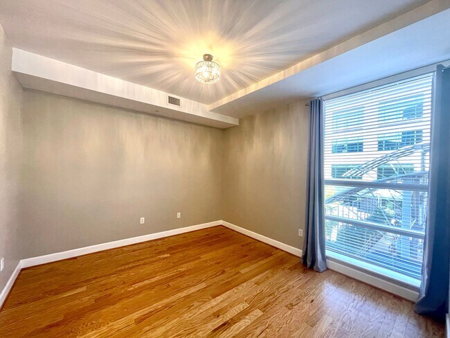 Building Photo - Beautiful 1 bedroom condo with amenities g...