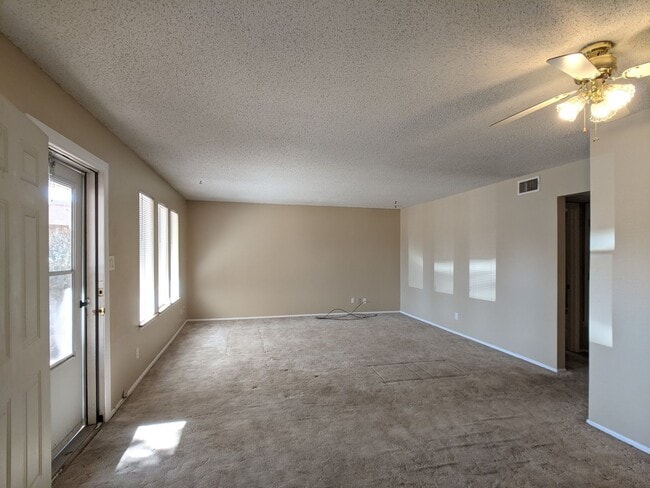 Building Photo - Two Bedroom in Colonial Park