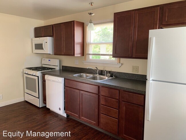 Building Photo - 2 br, 1 bath House - 500 N. St Clair