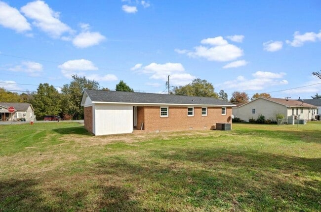 Building Photo - Well maintained 3 bedroom home!