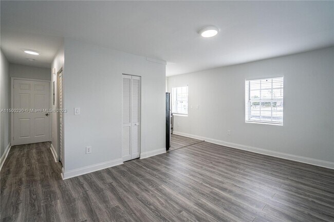 Foto del edificio - 8411 Byron Ave