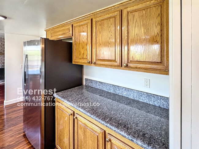 Building Photo - 1571 Sun Ln