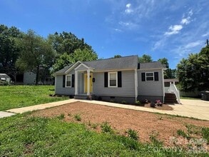 Building Photo - 2401 Roslyn Ave