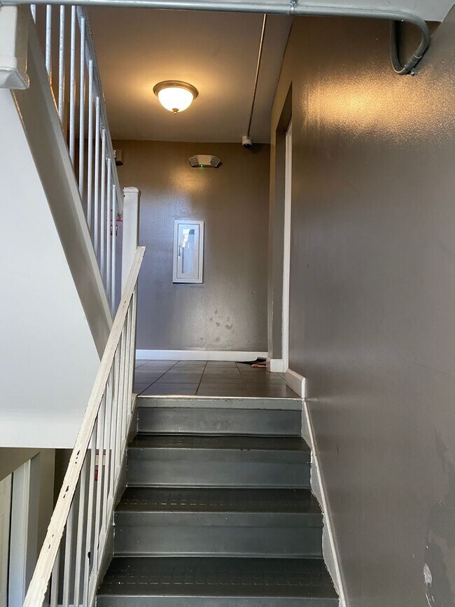 Foto del edificio - 2bd/1ba garden apartment; 706 sq.ft. $1450...