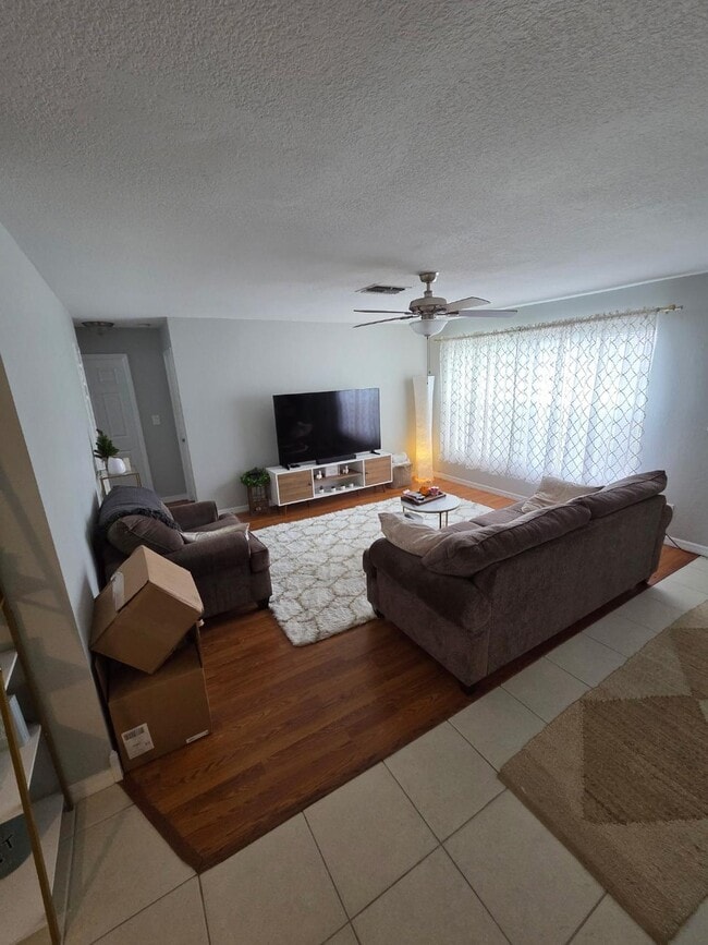 Living room - 1118 SE 19th Ln