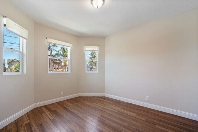 Upstairs Victorian Style Family Room - 840 34th Ave