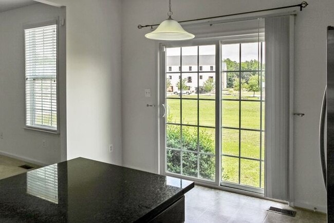 Foto del edificio - Spacious 3-Story TownHome in Agricopia, 3 ...