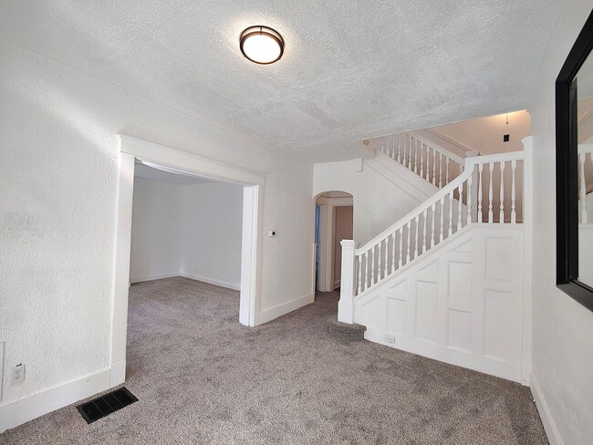 Building Photo - *Beautifully Updated & Spacious 6BD/1.5BA ...