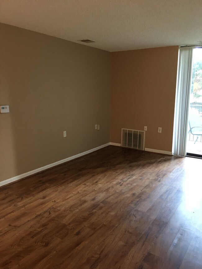 Sala de estar - 1750 N Marywood Ave