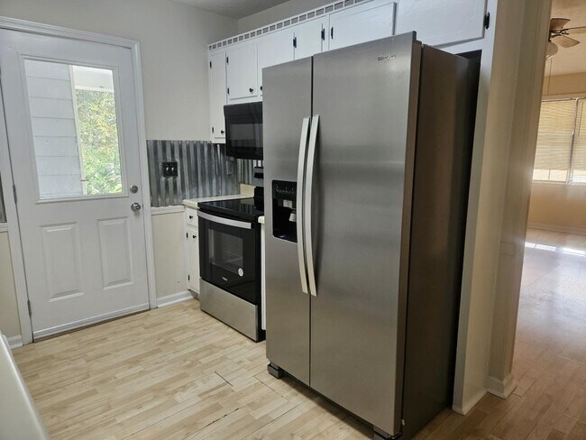 Foto del edificio - 4121 Burgundy Way