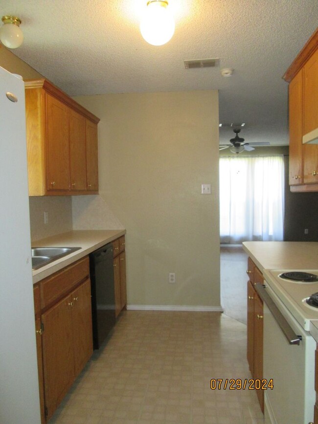 Building Photo - HOUSE - 3 Bedrooms, 2 Bath, 2 Car Garage