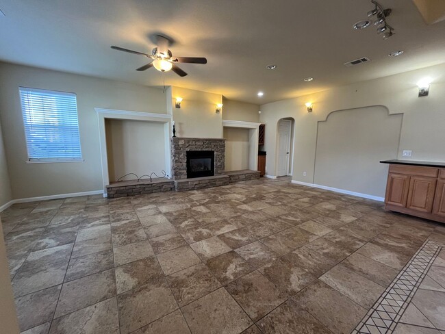 Foto del edificio - Upgraded and Beautiful Spacious 4 Bedroom ...