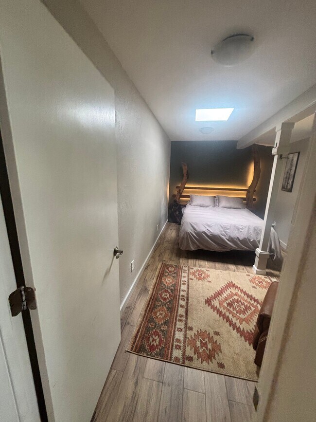 Foto del edificio - 1405 W 10th St