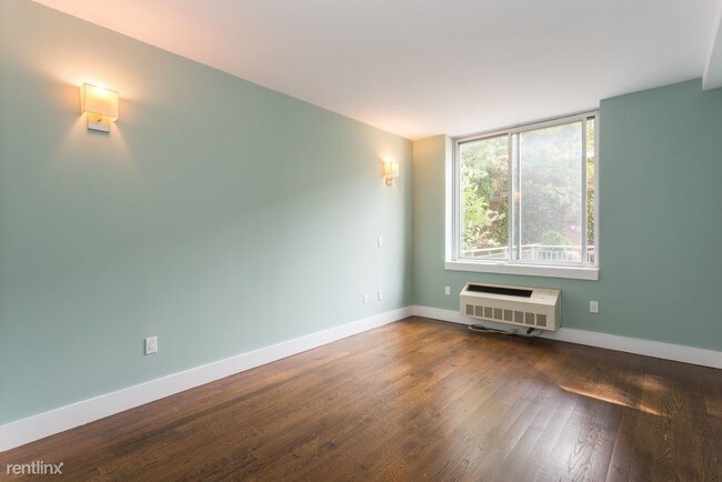 Building Photo - 160 E 117th St