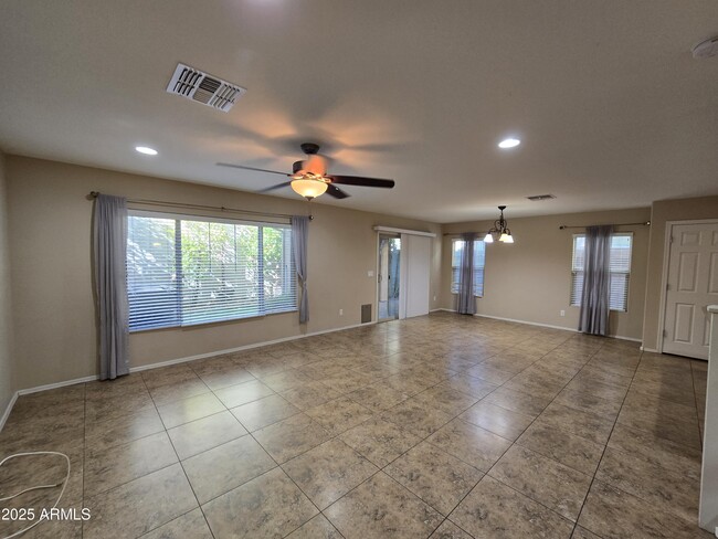 Foto del edificio - 256 N Scott Dr