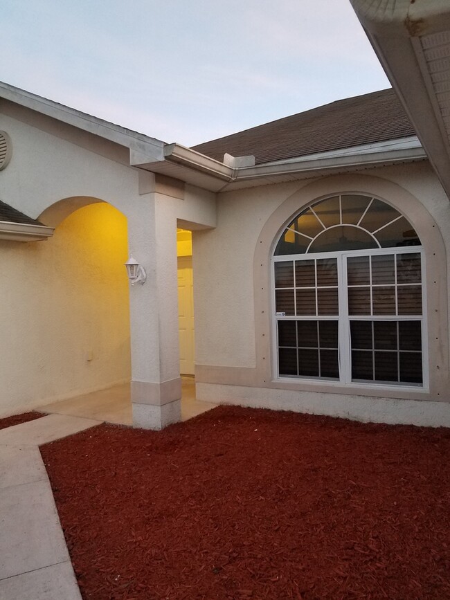 Building Photo - Spacious and Well-Maintained 4-Bedroom Hom...