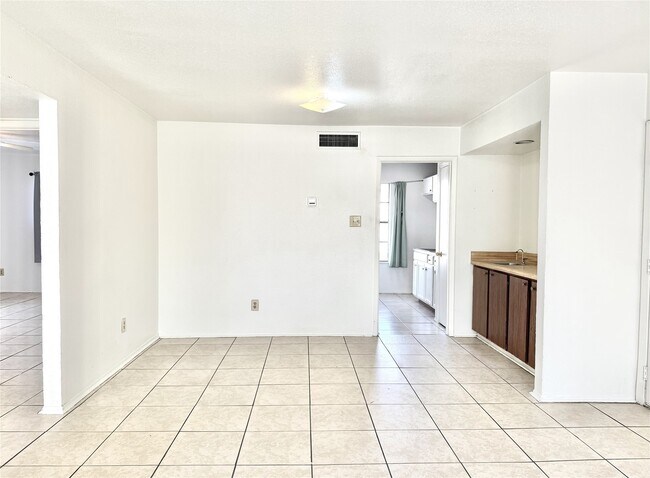 Foto del edificio - 8323 Wilcrest Dr