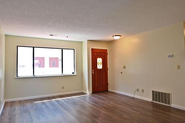 Building Photo - 695 S Knickerbocker Dr