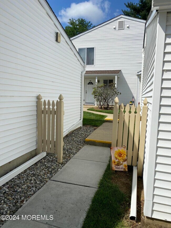 Building Photo - 44 Greenwood Dr