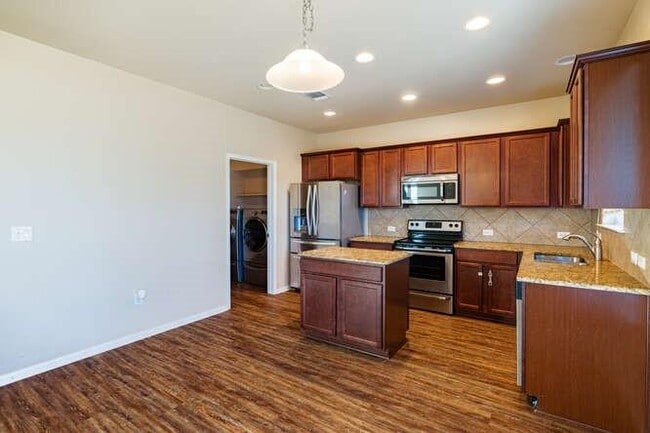 Building Photo - 402 Zenith Rd