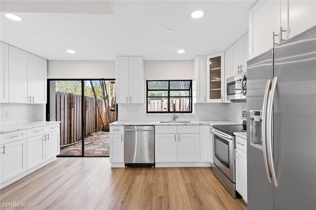 Building Photo - 2 br, 1.5 bath Townhome - 355 City View Dr
