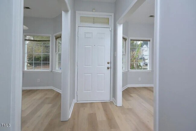 Building Photo - Spacious and Updated!  4 Bedrooms, LVP Flo...
