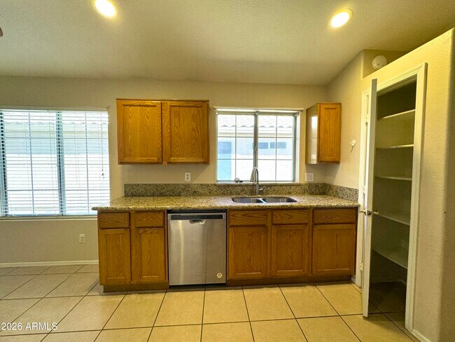 Foto del edificio - 629 N Kenneth Pl