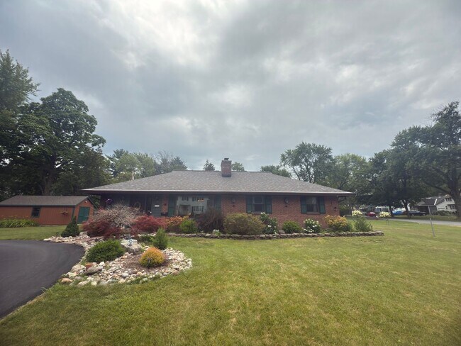 Foto del edificio - Charming 3-Bedroom Home + Bonus Room in Prime Niskayuna Location!