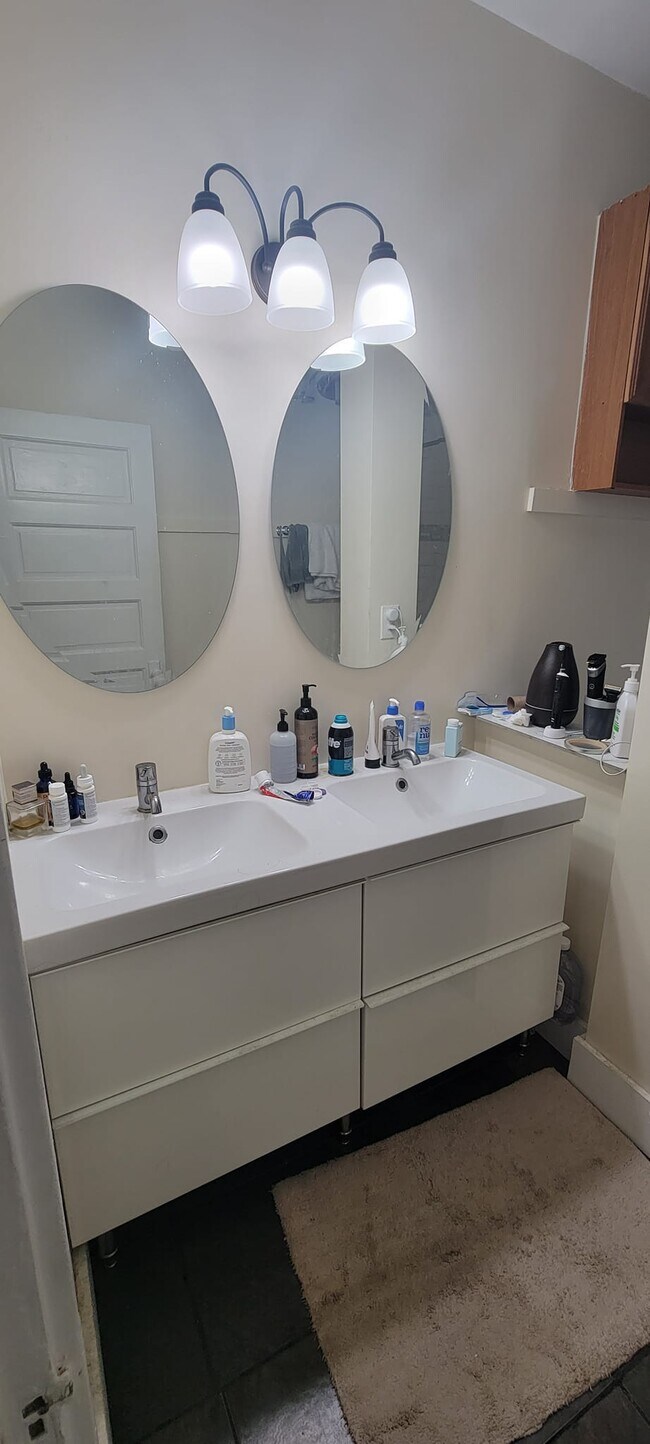 Habitación 1 y 2 con cama y baño compartidos. - 3509 Raymond Ave